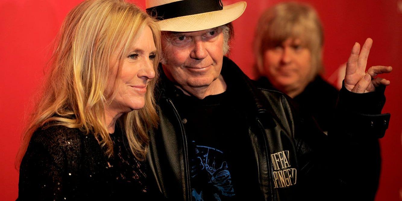 Pegi Young med dåvarande maken Neil Young 2012. Arkivbild.