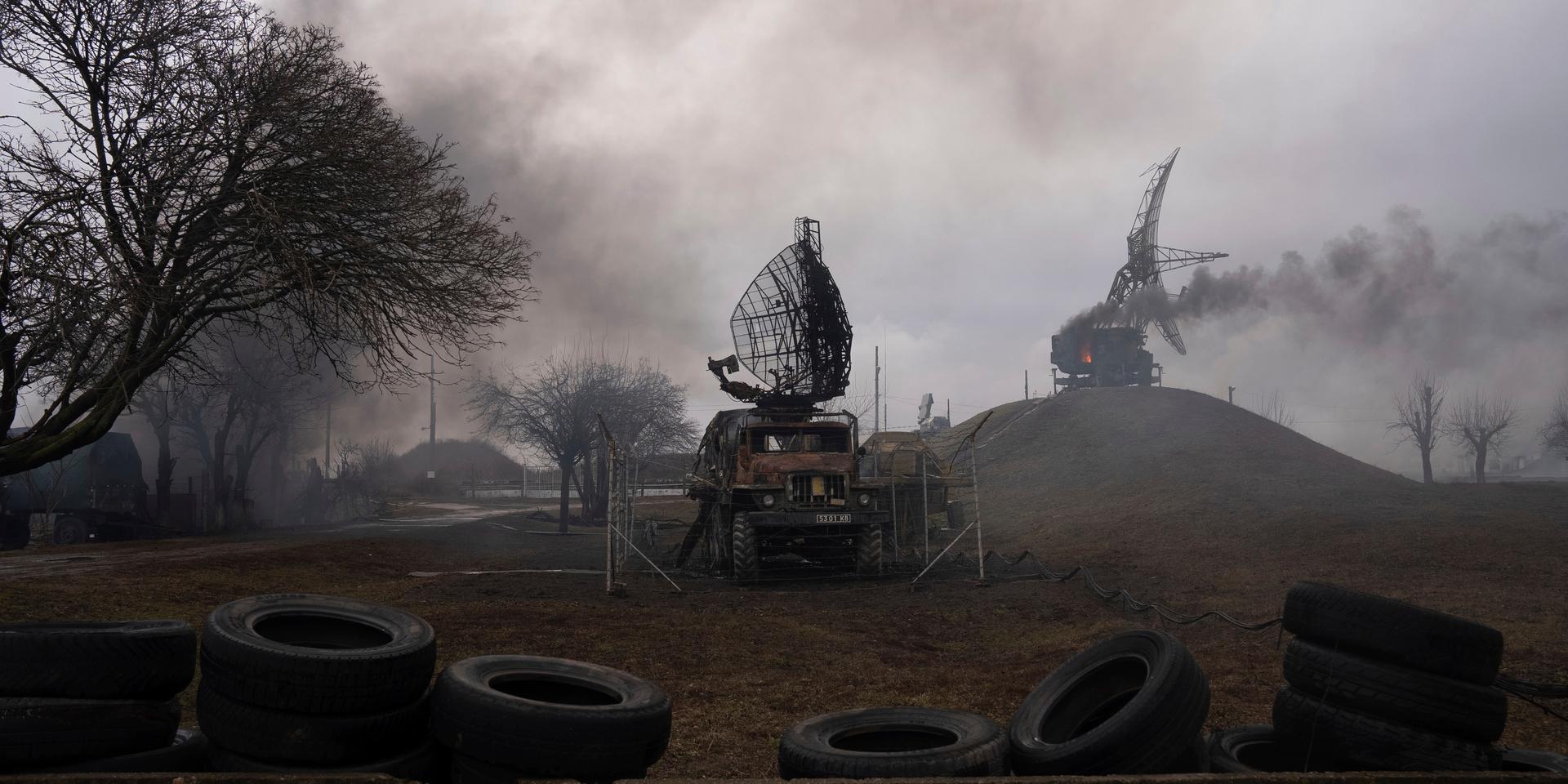 Röken stiger över en ukrainsk radarstation i Mariupol efter torsdagens ryska attack.