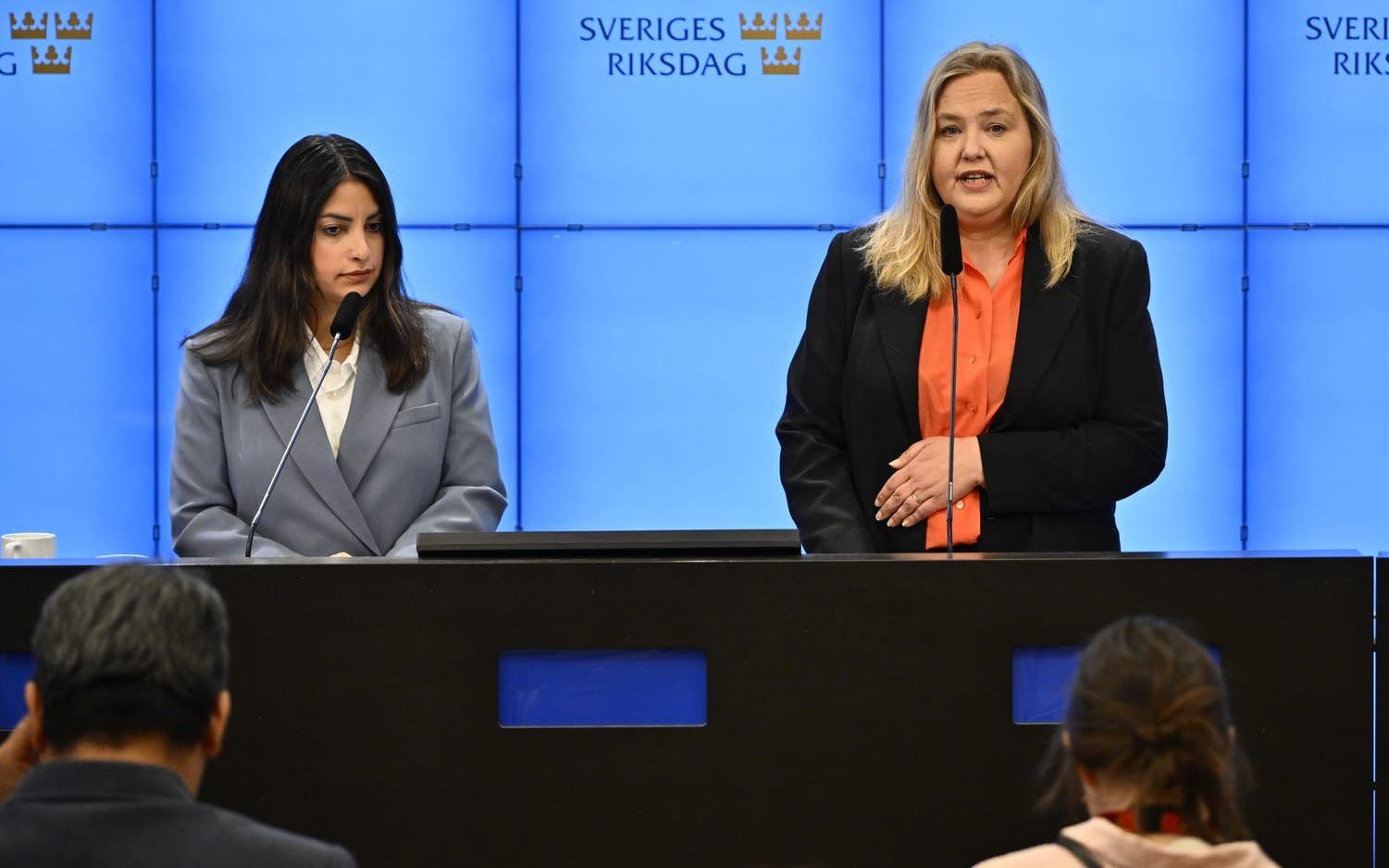 Nooshi Dadgostar, partiledare för Vänsterpartiet och Ida Gabrielsson, ekonomiskpolitisk talesperson, presenterar partiets vårbudgetmotion. 