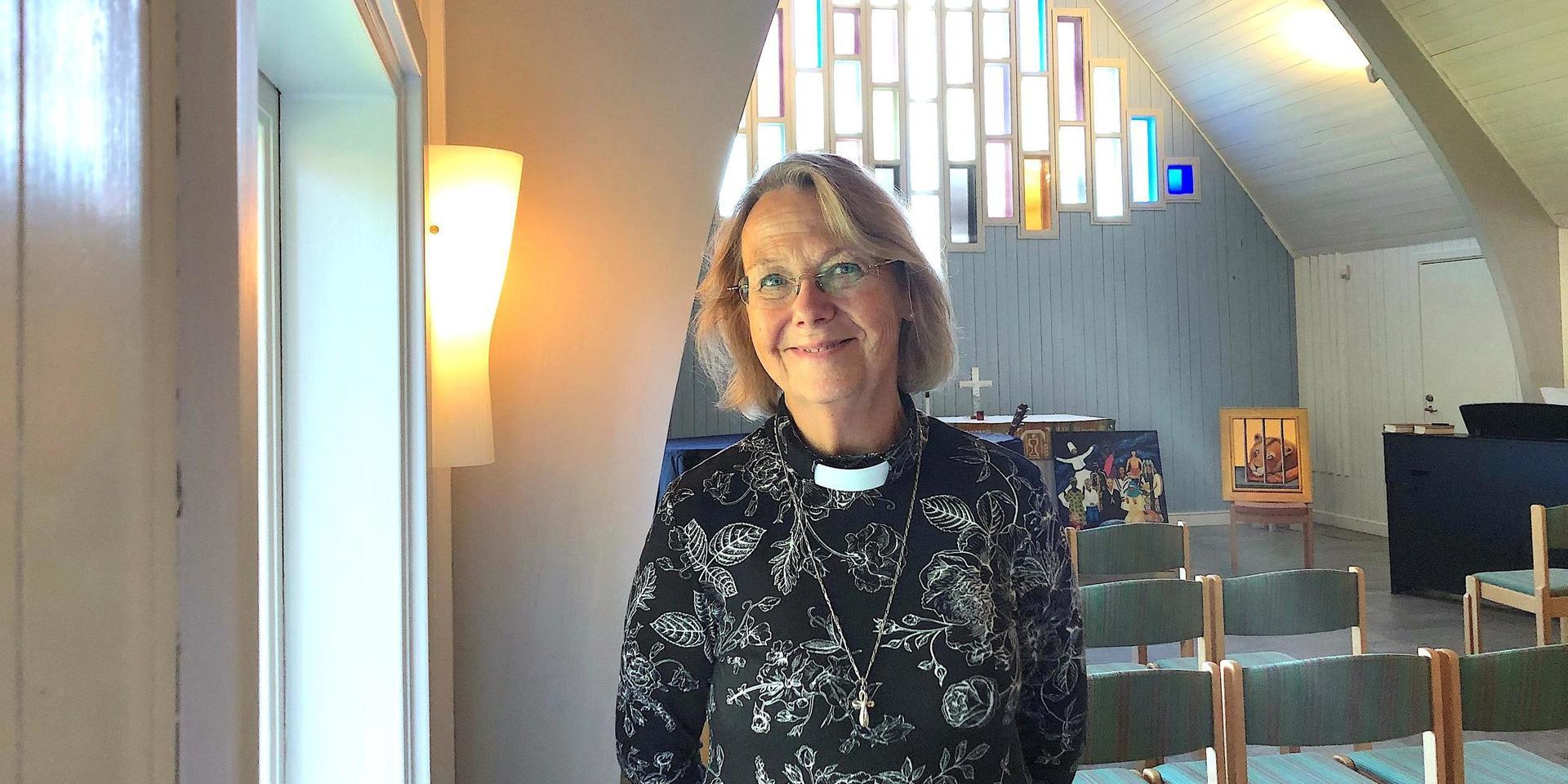 Efter att under 15 år ha arbetat med takmålningar, fresker och altarkonst utbildade sig Annika Brantinger till präst. Nu kombinerar hon sina två stora intressen: konst och religion. Dessutom är hon författare och föredragshållare. &quot;Jag har behov av att leva ut min kreativitet&quot;, säger hon.
