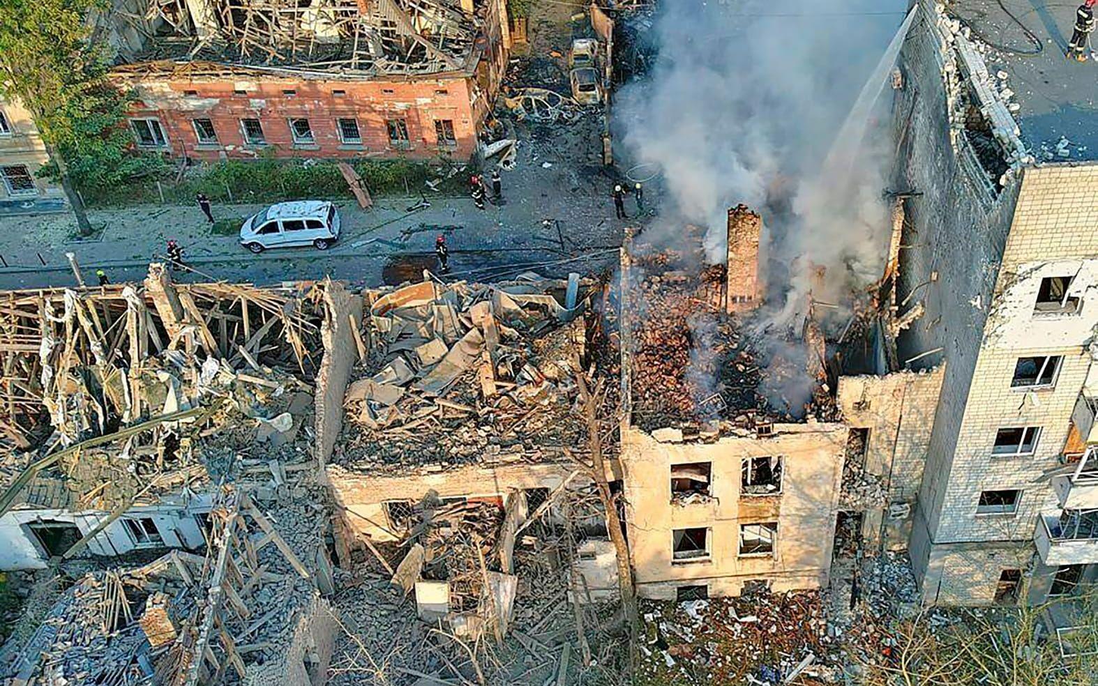 Rök stiger från byggnader som träffats i den ryska attacken mot Lviv.