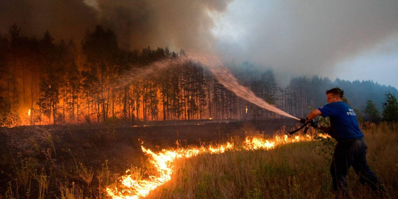 Omkring 2 000 personer ur räddningstjänsten jobbar med att försöka släcka 74 bränder som härjar i Ryssland. Bilden är dock från en tidigare skogsbrand.