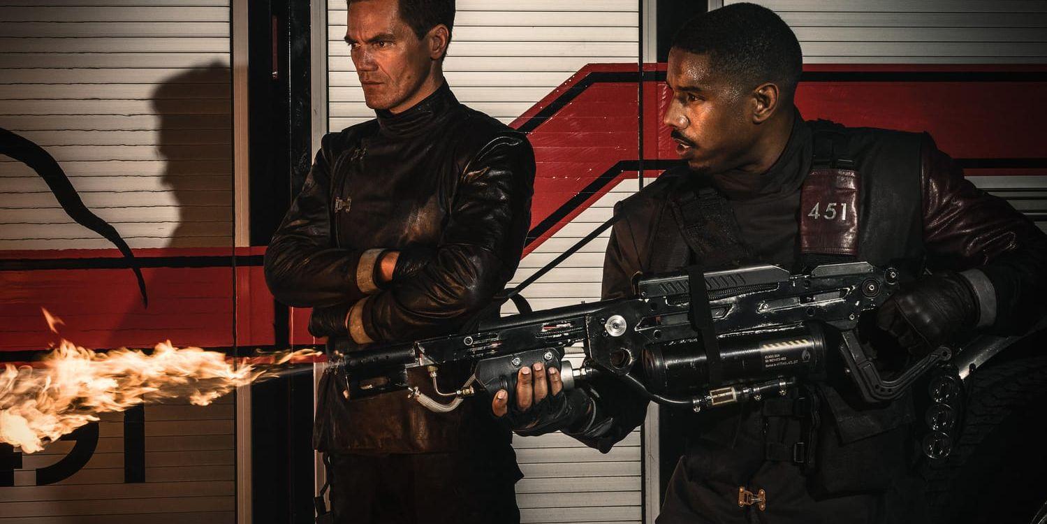 Michael Shannon och Michael B Jordan spelar brandmän i HBO-filmen "Fahrenheit 451". Pressbild.