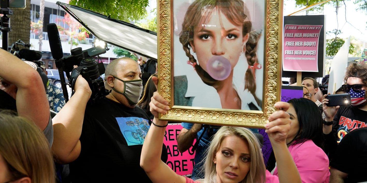 Anhängare av den så kallade 'Free Britney'-rörelsen utanför domstolen i Los Angeles tidigare i juli.