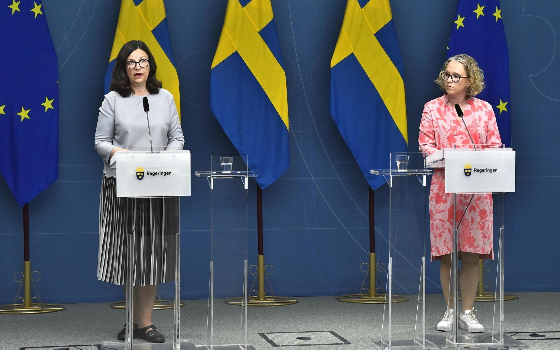 Utbildningsminister Anna Ekström (S) och Britta Björkholm, avdelningschef på Folkhälsomyndigheten, gav på tisdagen besked om att närundervisning blir huvudregel till hösten.