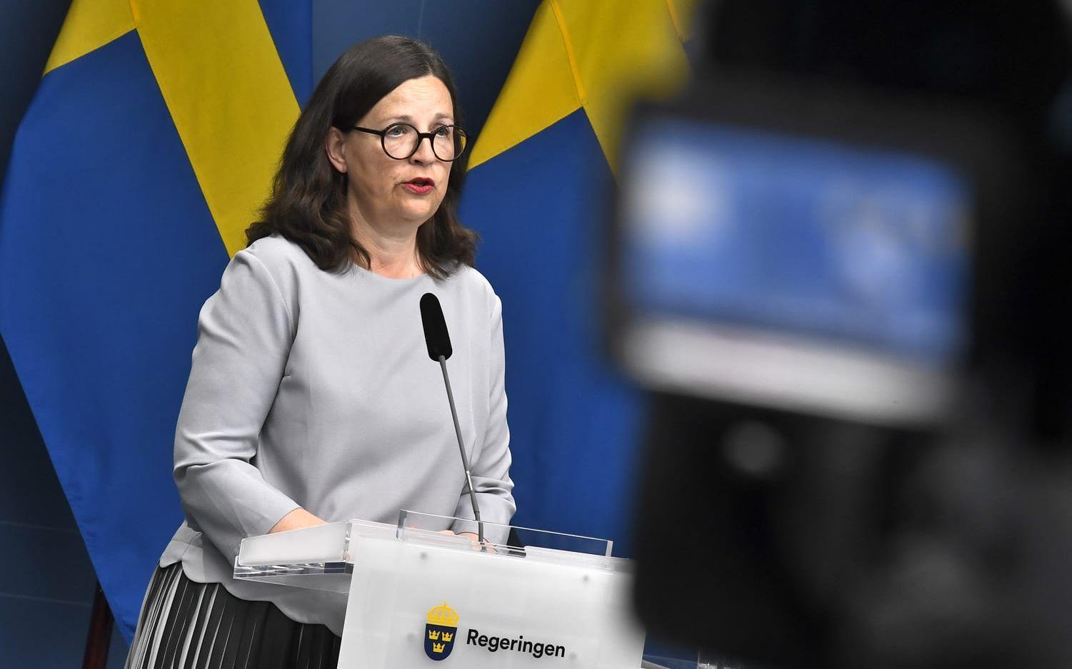 Anna Ekström (S) säger att regeringen ser över den särskilda förordning som gällt för skolorna. Den översynen, och ändringarna, ska vara klart i god tid innan höstterminen.
