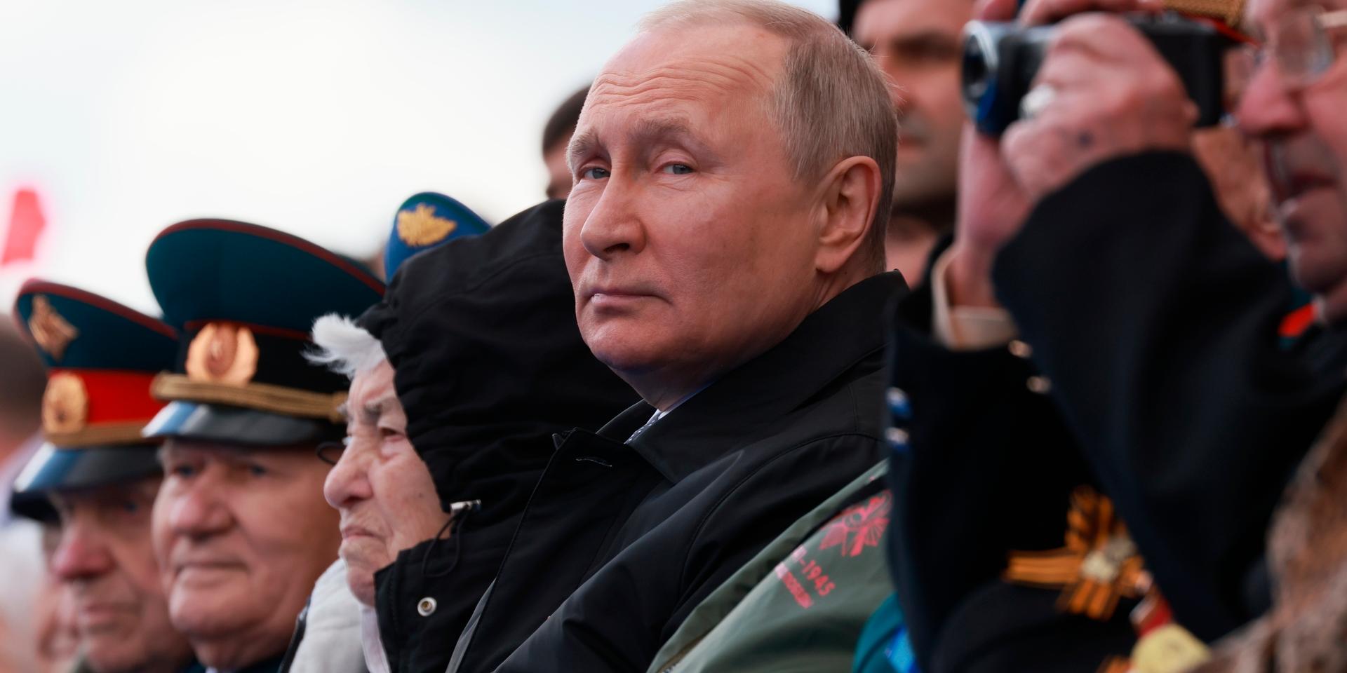 Rysslands president Vladimir Putin har efter mer än 20 år vid makten ersatt demokrati i Ryssland med diktatur. Det finns en annan utväg och det är att ryssarna själva stoppar Putin och kriget, skriver Alf Oskarsson