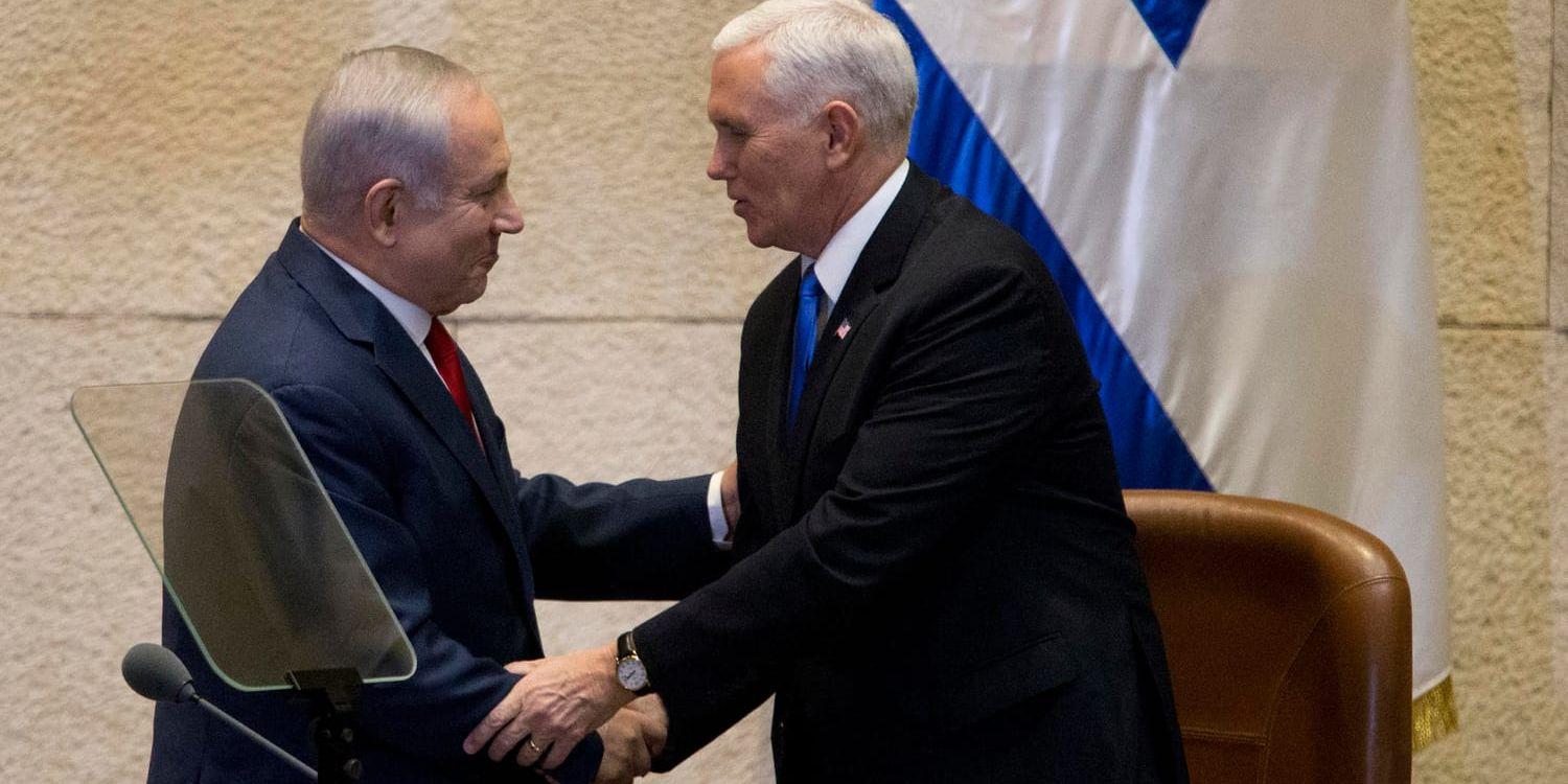 Israels premiärminister Benjamin Netanyahu och USA:s vicepresident Mike Pence i knesset.
