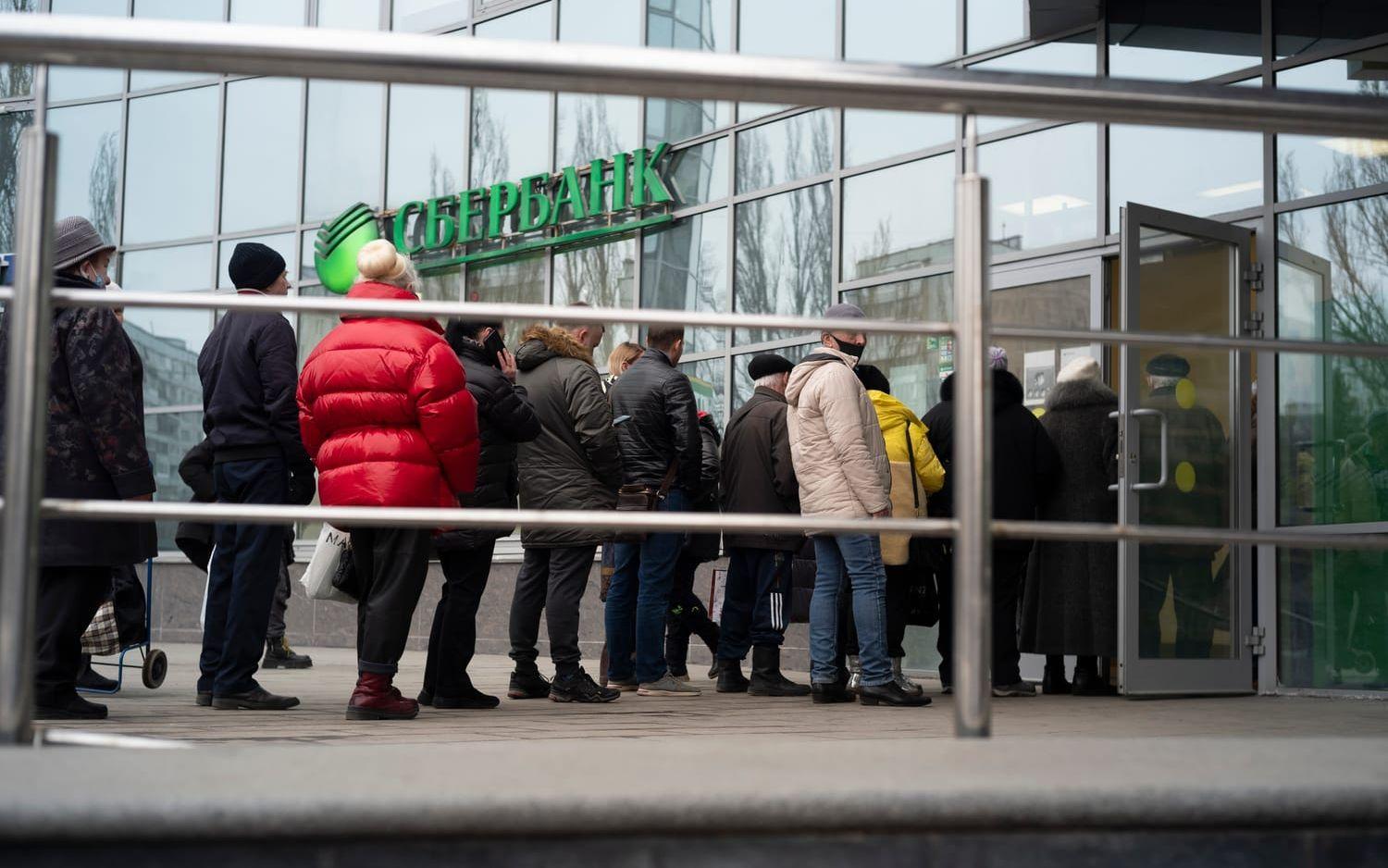 Människor köar utanför Sberbank i Moskva i mitten av mars.