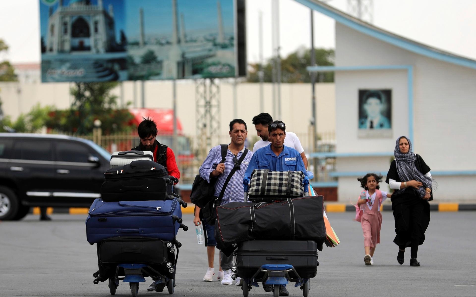 Passagerare vid avgångsterminalen på Hamid Karzai International Airport i Kabul på lördagen inför talibanernas väntade offensiv. Alla som kan lämnar den isolerade huvudstaden inför ett maktövertagande.
