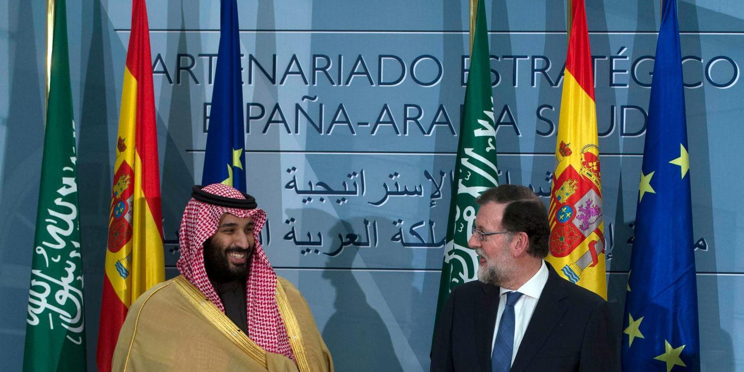 Saudiarabiens kronprins Mohammed bin Salman, till vänster, med Spaniens premiärminister Mariano Rajoy efter deras möte i Madrid under torsdagen.