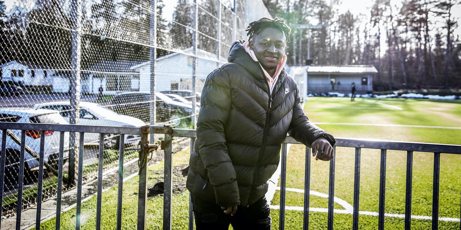 Michael Kargbo utanför Gaisgården – hans nya fotbollshem.
