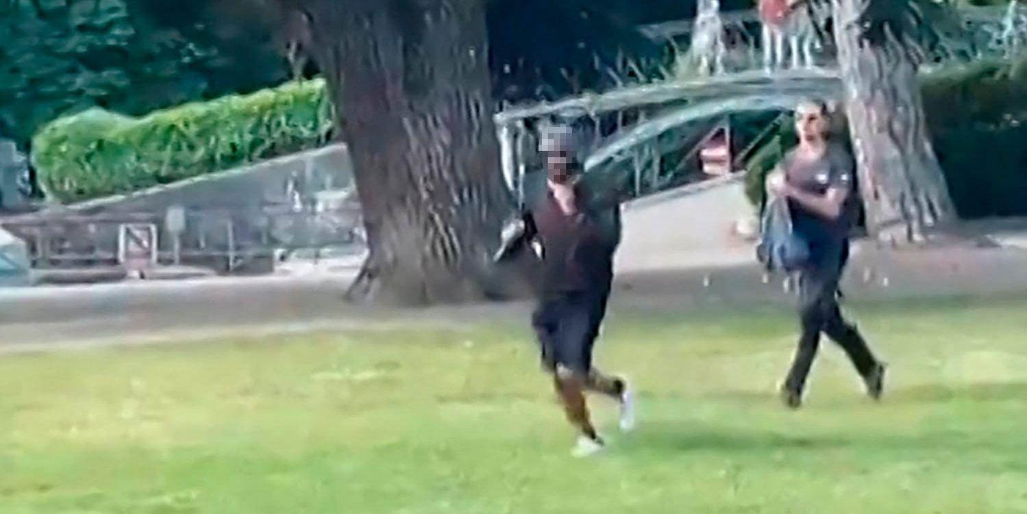 En 24-årig man har fått hjältestatus efter sitt ingripande i Annecy under torsdagen. Med en ryggsäck som sköld attackerade han knivmannen som då flydde från platsen. 