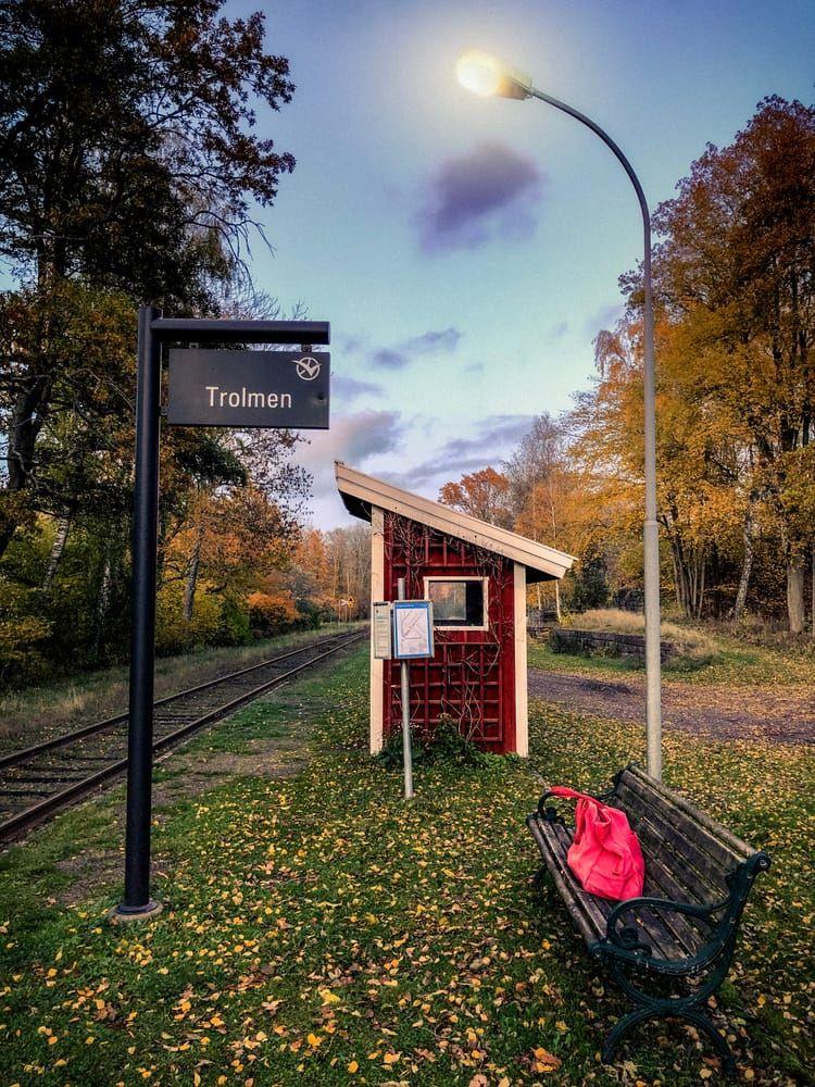 Inte alla hållplatser kan skryta med ett femstjärnigt betyg på Google, men det kan Trolmen station i Götene: ”Mysigaste stationen på Kinnekulle och kanske i Sverige” skriver Peter. En röd väntkur med vita knutar bland de gula höstlöven är onekligen en rätt trevlig plats att vänta på tåget på.