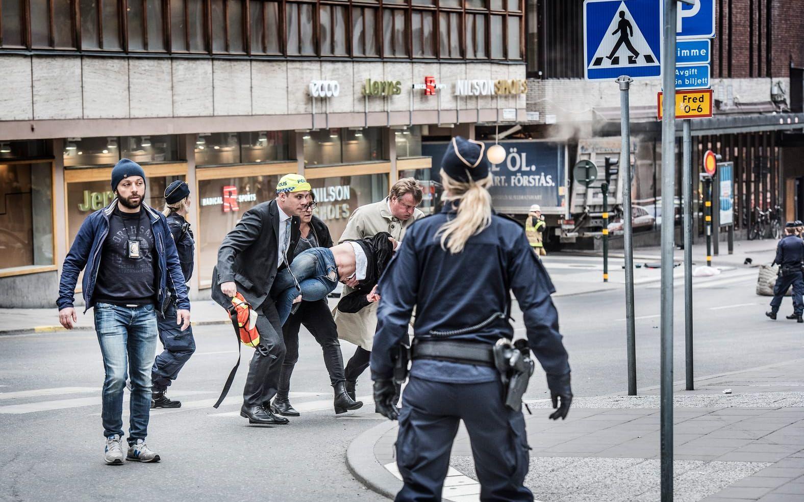 Under terrordådet på Drottninggatan i Stockholm sågs många exempel på människor som hjälpte varandra i tumultet. Foto: Tomas Oneborg/SvD/TT