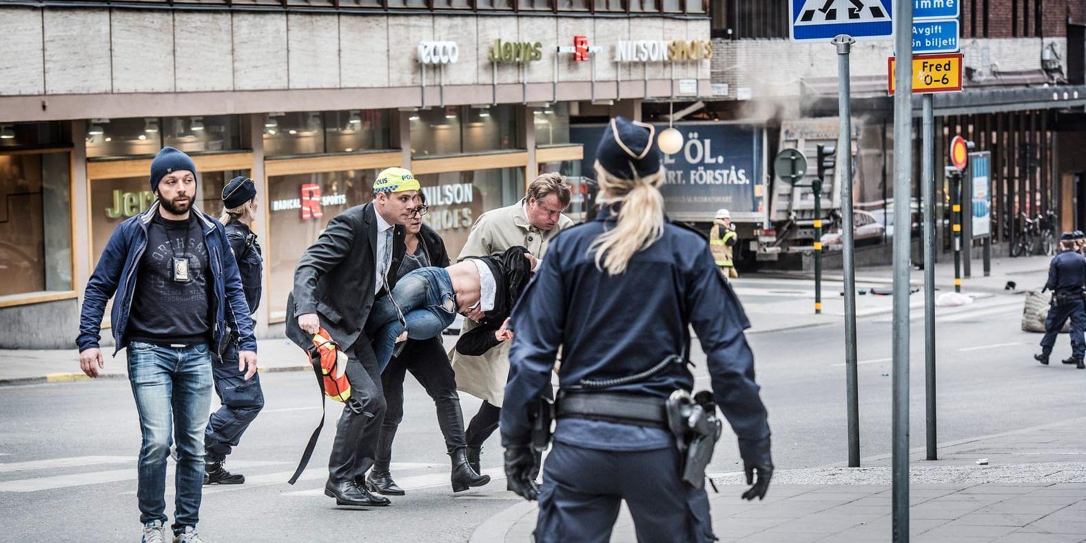 
    Under terrordådet på Drottninggatan i Stockholm sågs många exempel på människor som hjälpte varandra i tumultet. Foto: Tomas Oneborg/SvD/TT
   
