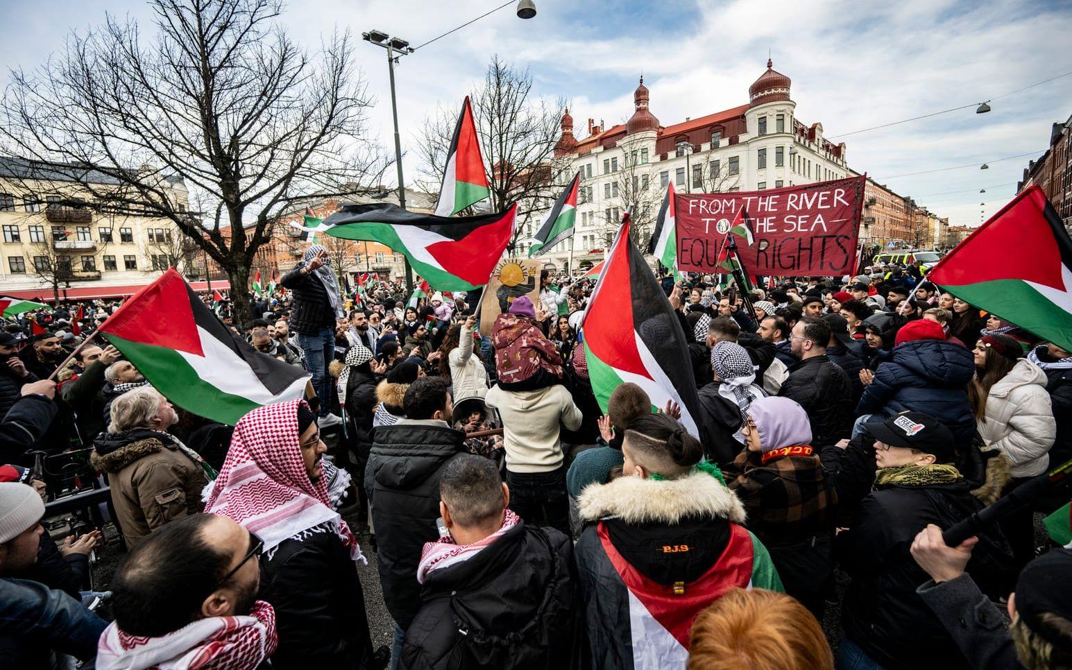 Cirka 10 000 personer tågade mellan Gustav Adolfs torg och Möllevångstorget i Malmö under söndagens propalestinska demonstration.