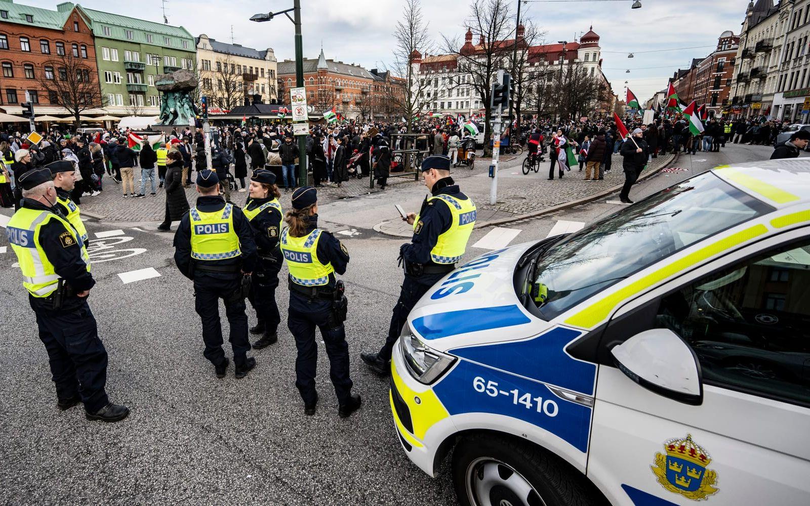 Enligt polis på plats deltog runt 10 000 personer i den propalestinska demonstration.