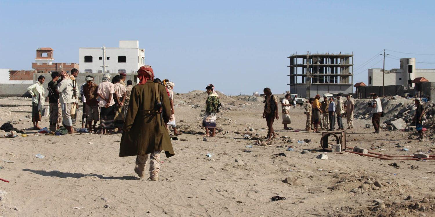 Människor samlas på platsen för ett tidigare självmordsdåd i Aden. Arkivbild.