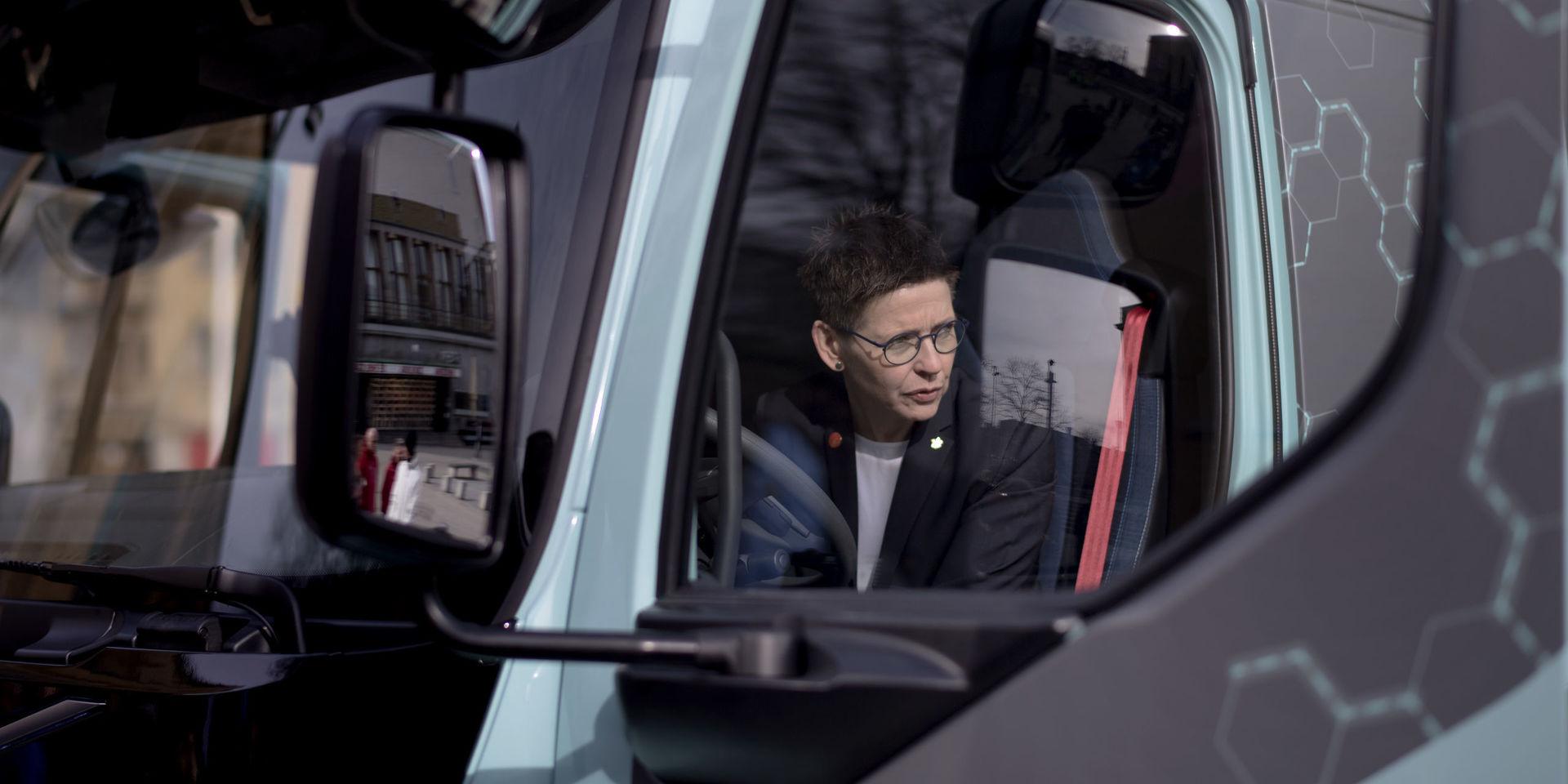 Ann-Sofie Hermansson (S) vill att staden tar fram en handlingsplan för ett lokalt fossiloberoende transportsystem 2030. Bilden är tagen i samband med att Volvo visade världens första eldrivna lastbil i serieproduktion våren 2018.