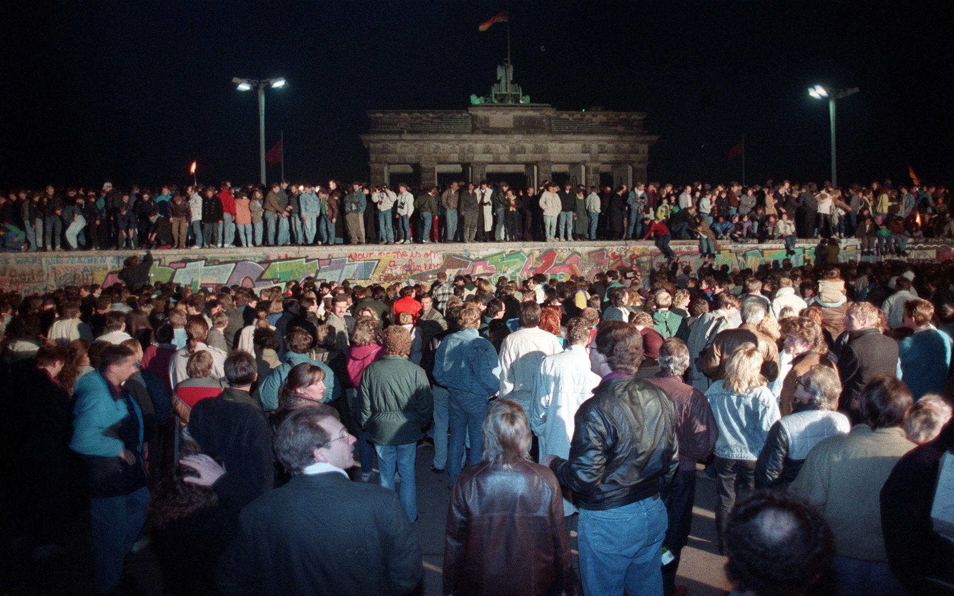 Tusentals människor samaldes vid Brandenburger Tor i Berlin när muren föll för 30 år sedan.