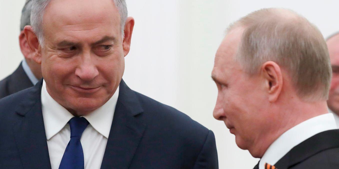 Rysslands president Vladimir Putin och Israels premiärminister Benjamin Netanyahu samtalar under ett möte i Moskva i maj. Arkivbild.