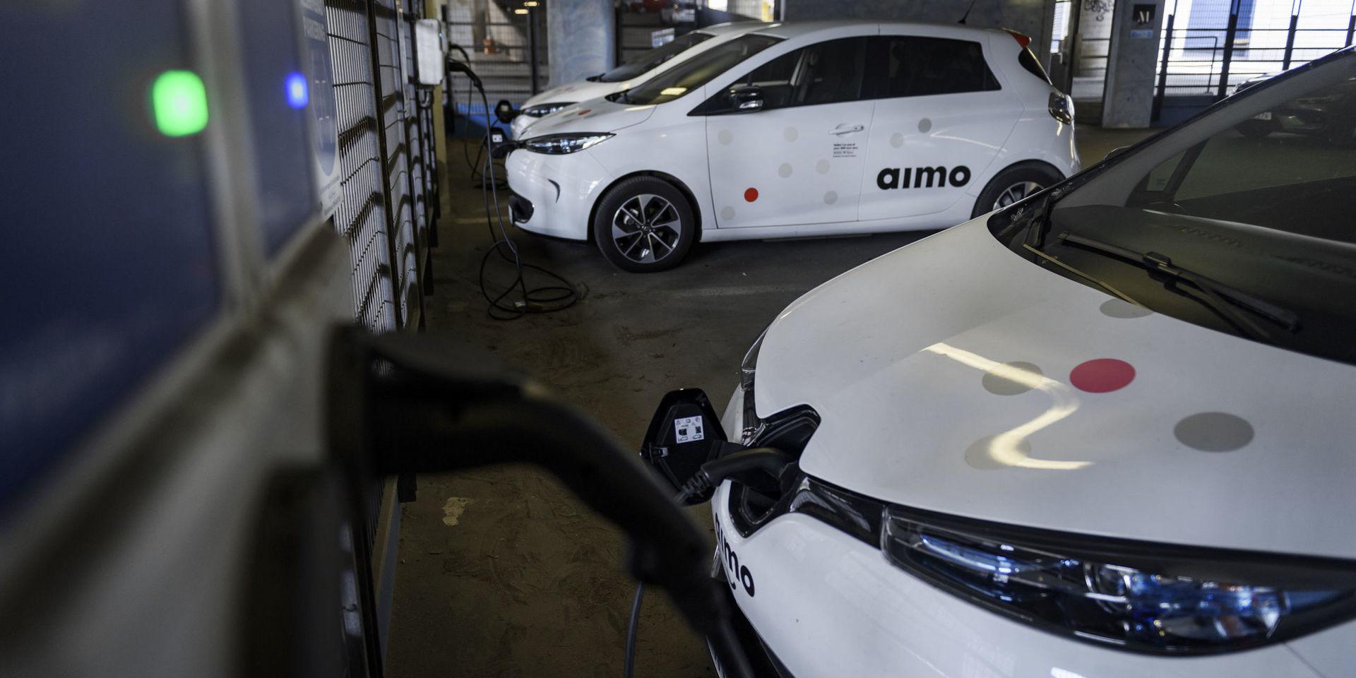Bilpoolen Aimo har bara elbilar i sitt stall. På bilden syns några av dem laddas innan användning i ett garage på Kungsholmen i Stockholm.