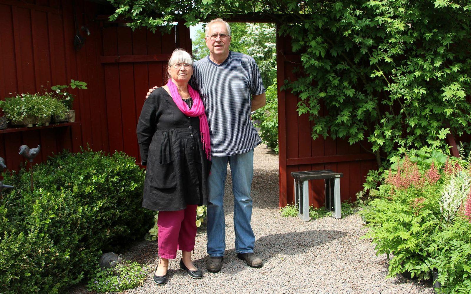 Gunilla och Rolf tar gärna emot besök i sin trädgård i skånska Rögle. Men ring innan! Foto: Gunnel Carlson