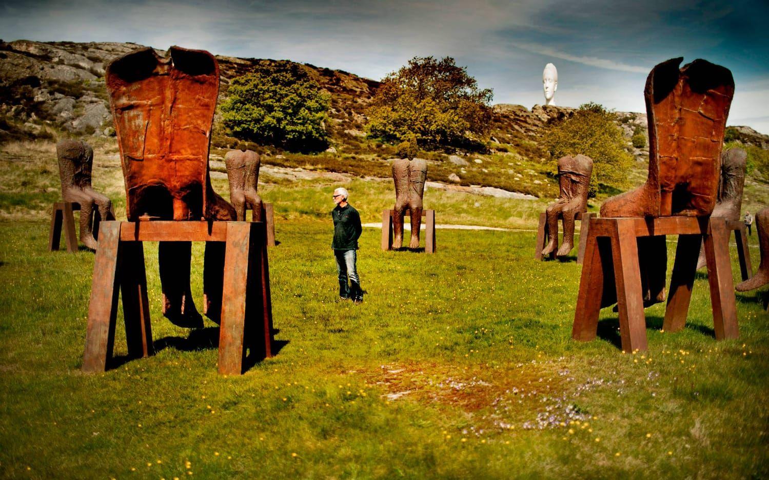 Peter Lennby och Pilane skulpturpark hyllar i år den polska konstnären Magdalena Abakanowicz. Här hennes verk Ten Seated figures. Bild: Per Wahlberg
