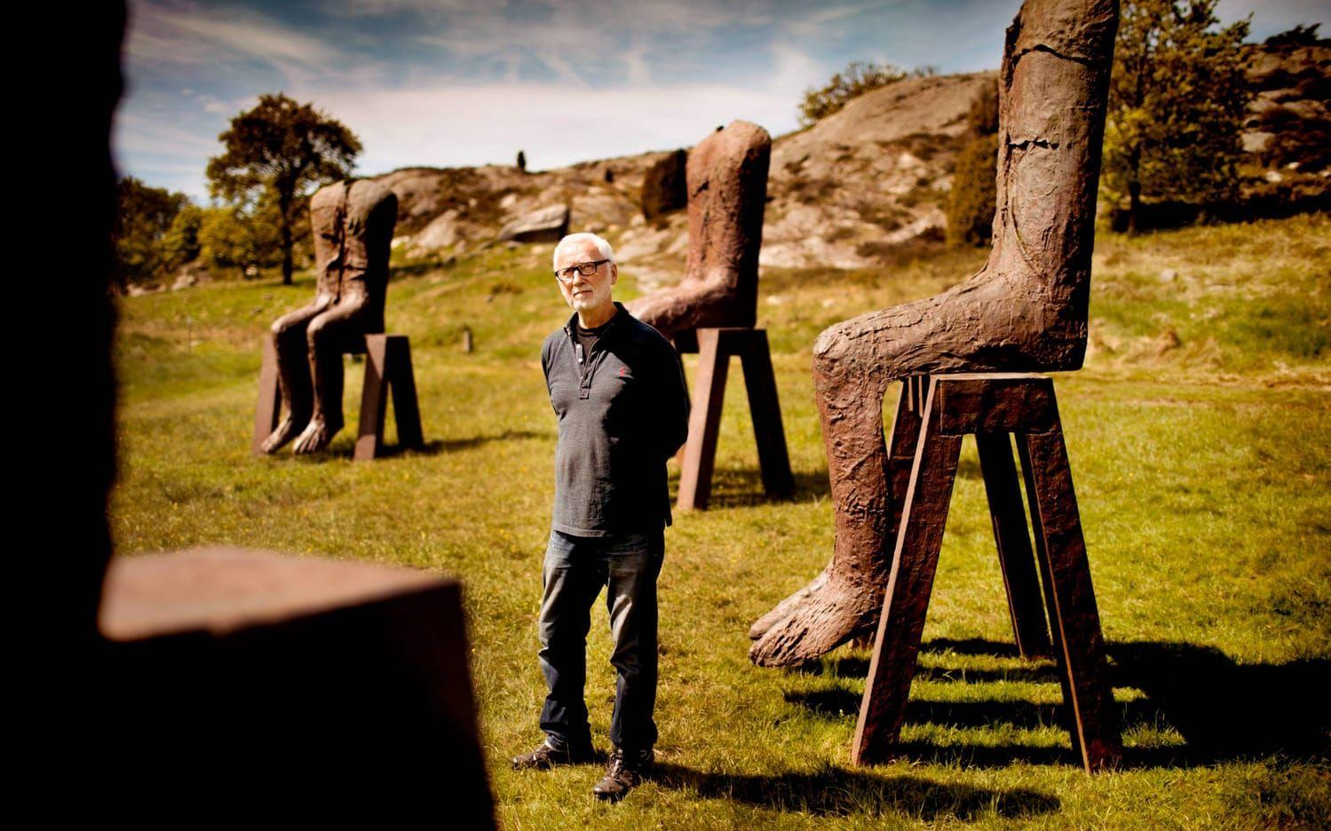 Tio stadiga figurer i en ring. Peter Lennby,från Pilane skulptur, visar Magdalena Abajabiwucz verk av gjutjärn. Bild: Per Wahlberg