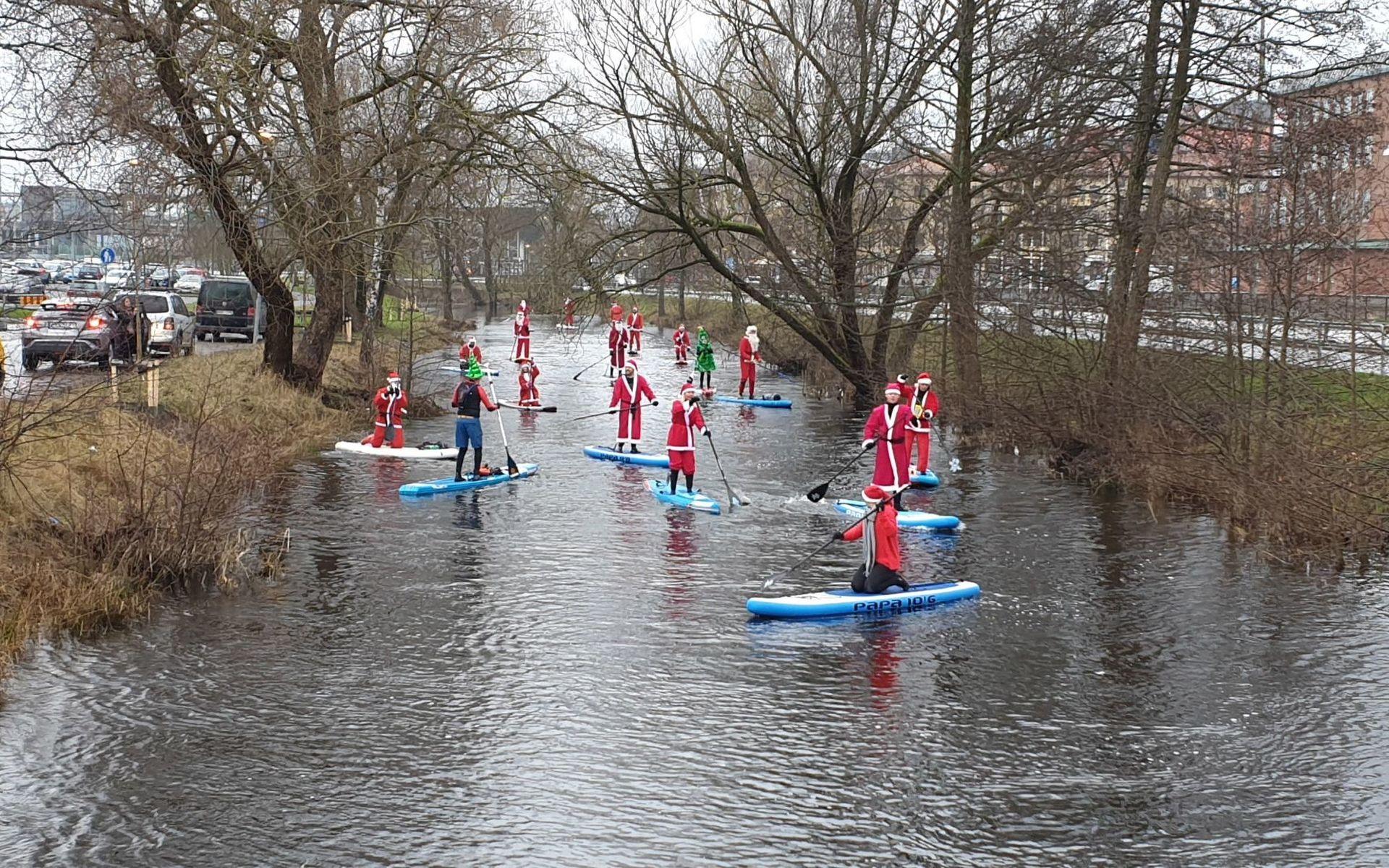 Sjutton tomtar och en julgran paddlade på Mölndalsån och sedan vidare genom stan mot Fiskekyrkan.