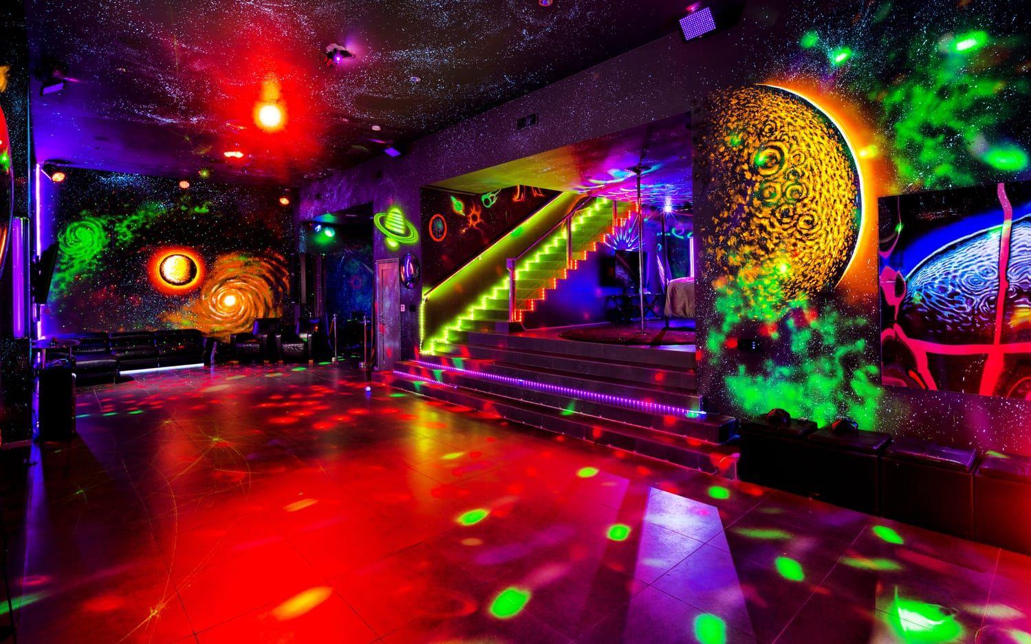 Nattklubbens trappa lyses upp av neongul belysning.