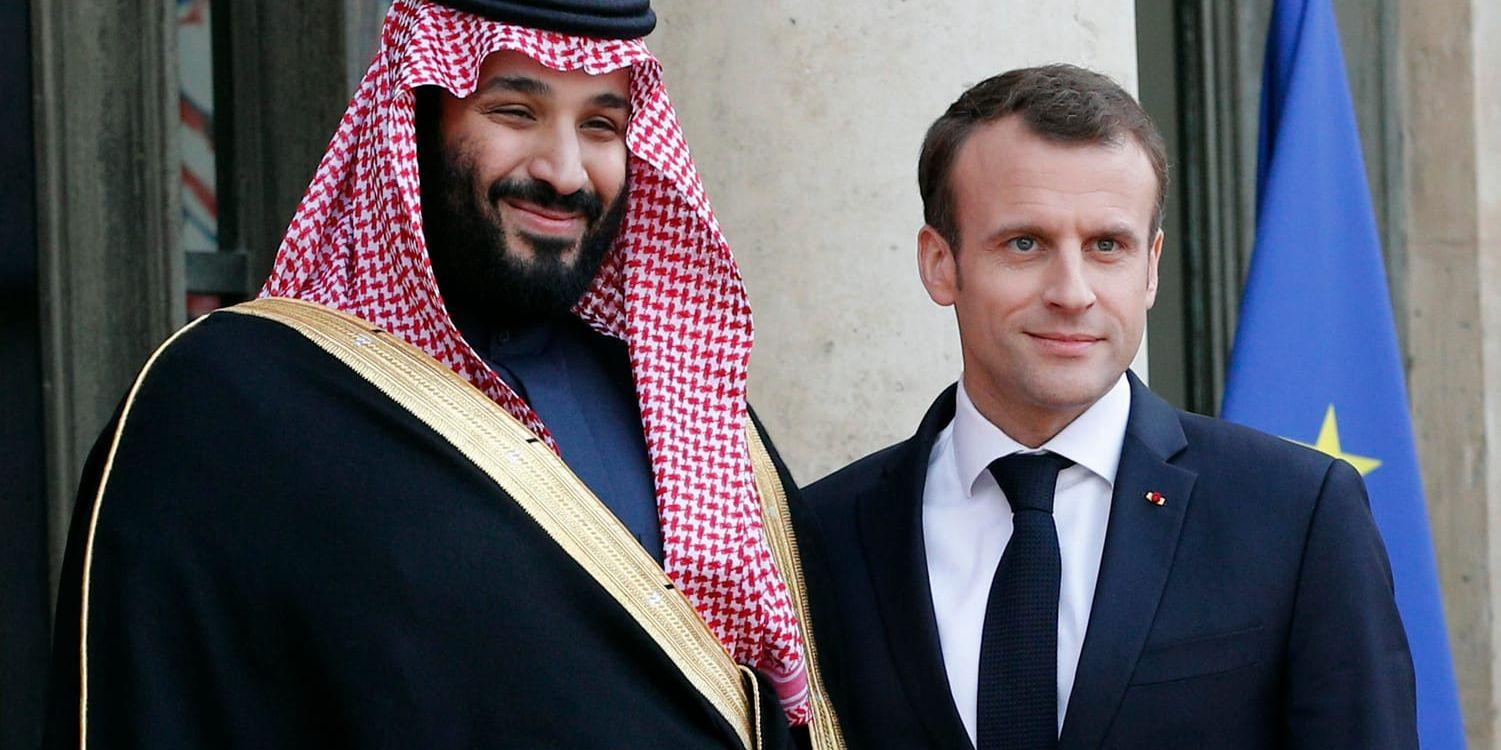 Frankrikes president Emmanuel Macron poserar med Saudiarabiens kronprins Mohammed bin Salman inför ett möte på tisdagen.