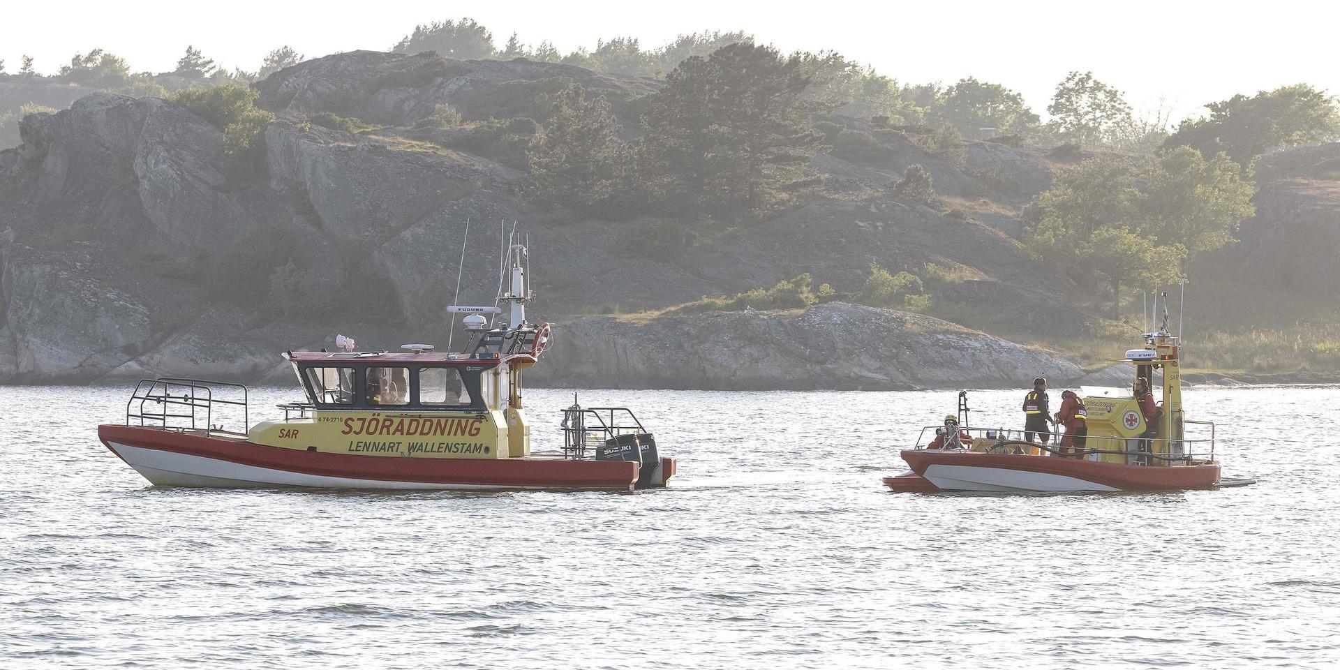 Klockan var strax efter 20 när larmet ringdes in om att en båt låg med botten upp i havet i närheten av området Timmervik.