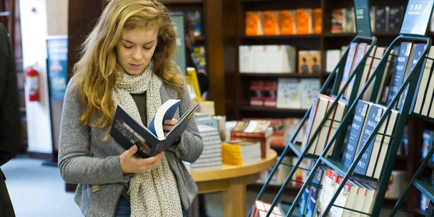 Rose Cronin-Jackman bläddar i James Comeys memoarer i en bokhandel i New York. Arkivbild.