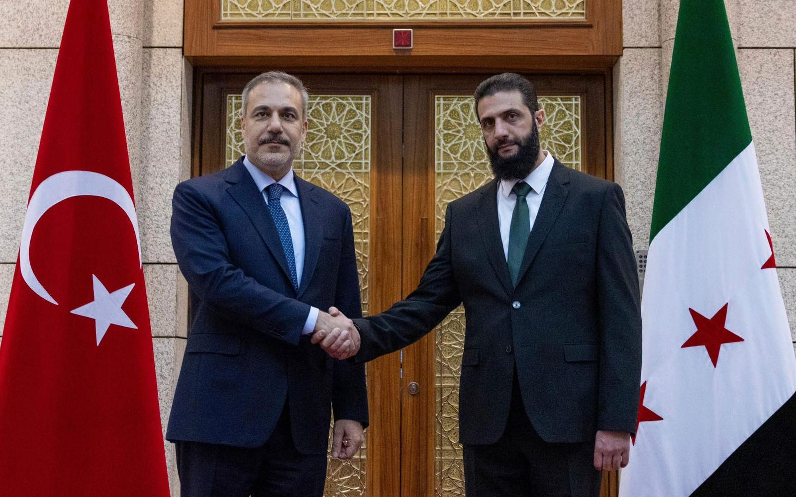 Turkiets utrikesminister Hakan Fidan och Syriens nye ledare Ahmed al-Sharaa i Damaskus den 22 december. Arkivbild.