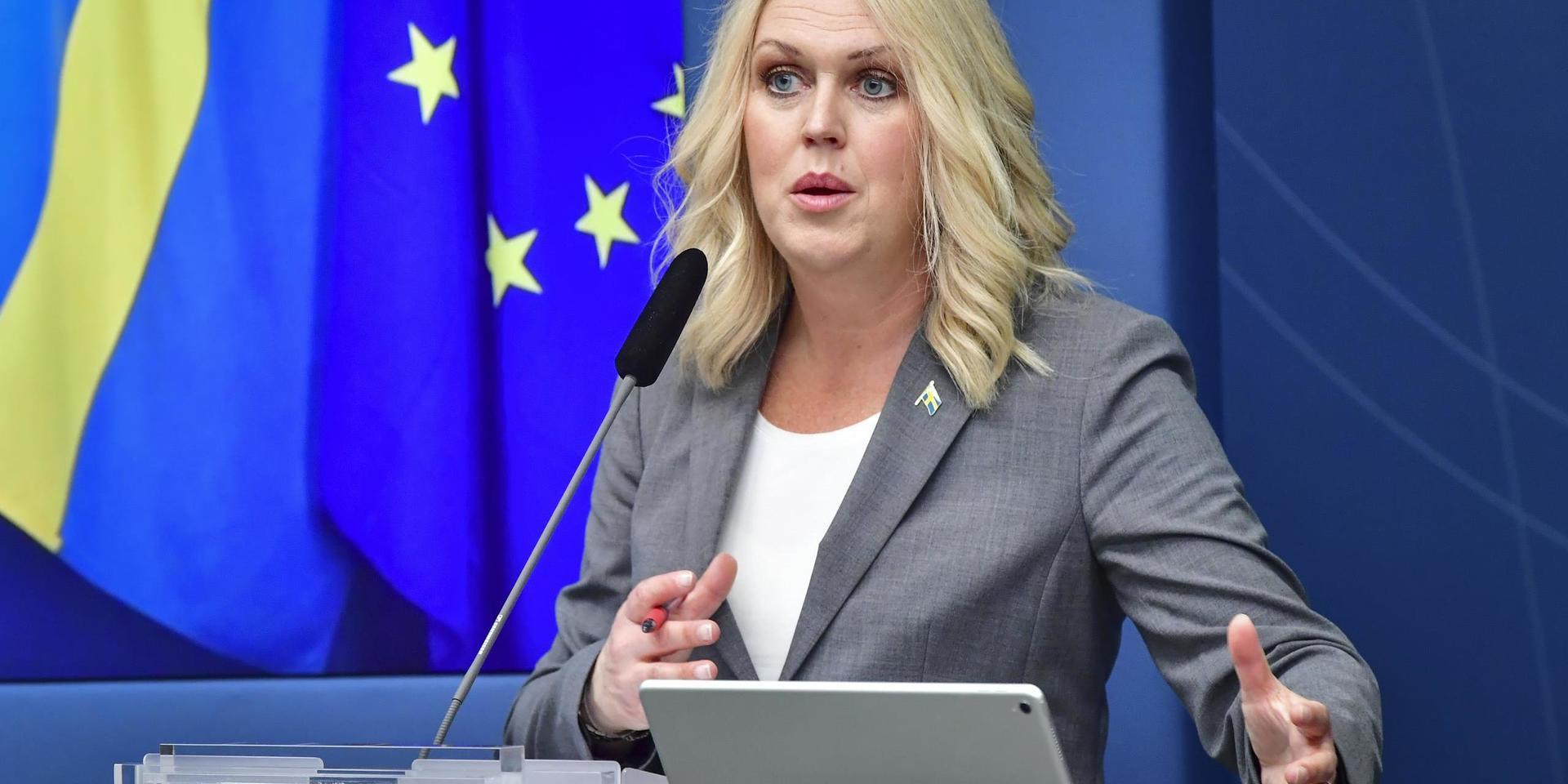 Lena Hallengren (S), socialminister.