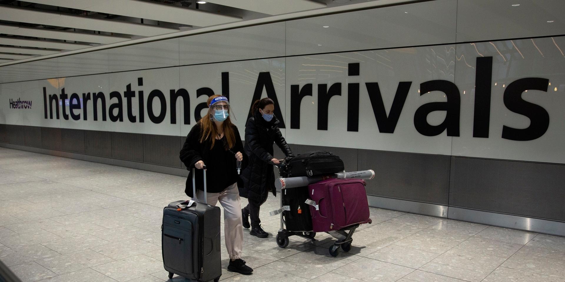 Resenärer på Heathrow Airport i London. Arkivbild