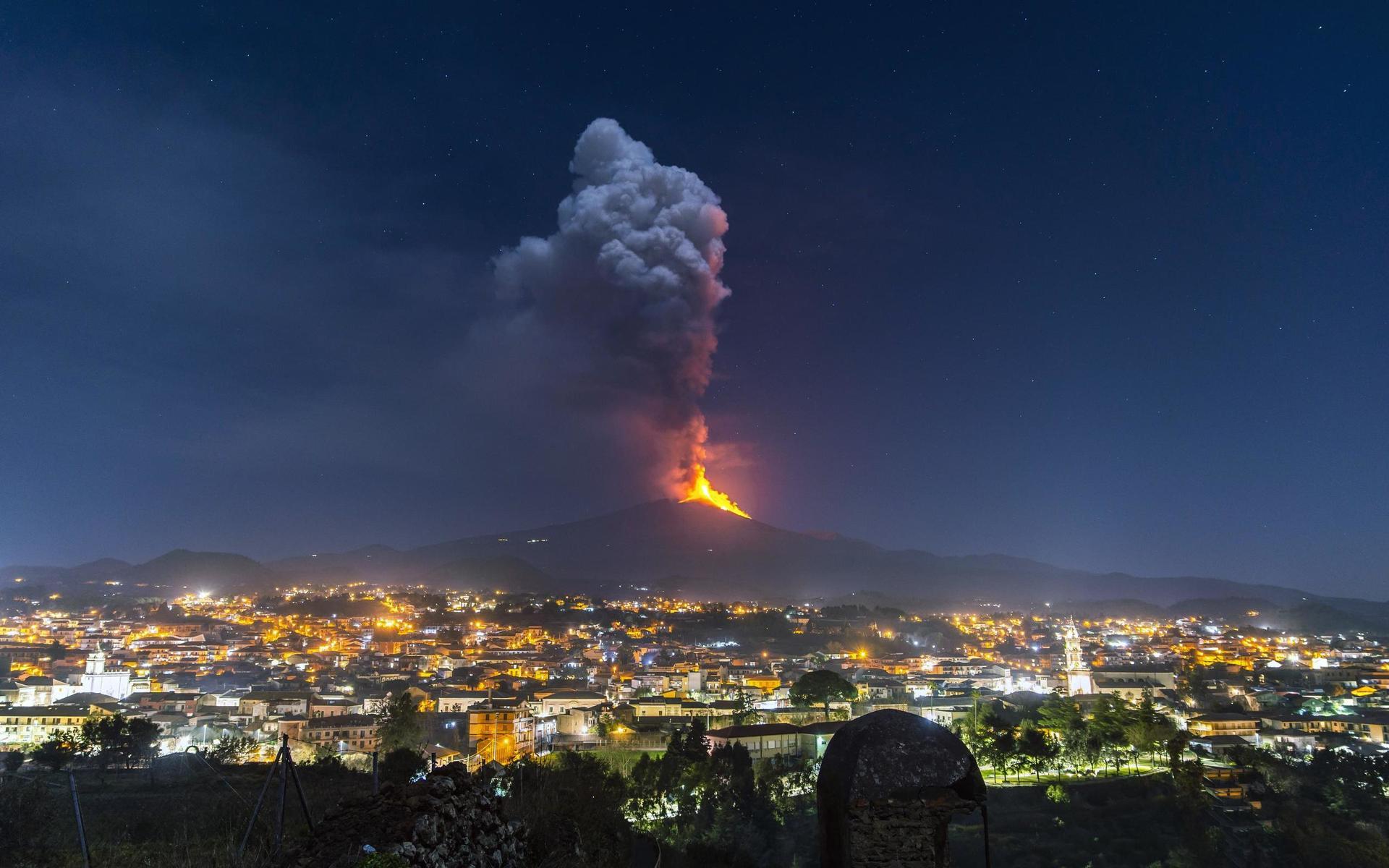 Den italienska vulkanen Etna, fotograferad från söder med staden Pedara i förgrunden.