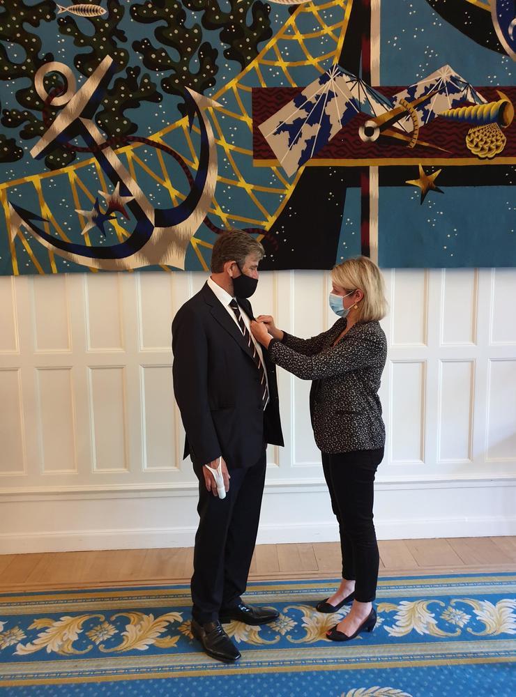 Frankrikes miljöminister Barbara Pompili var den som fäste ordernsmedaljen på Thomas Sternes kavajbröst under en ceremoni vid ambassaden i Stockholm tidigare i juni. 