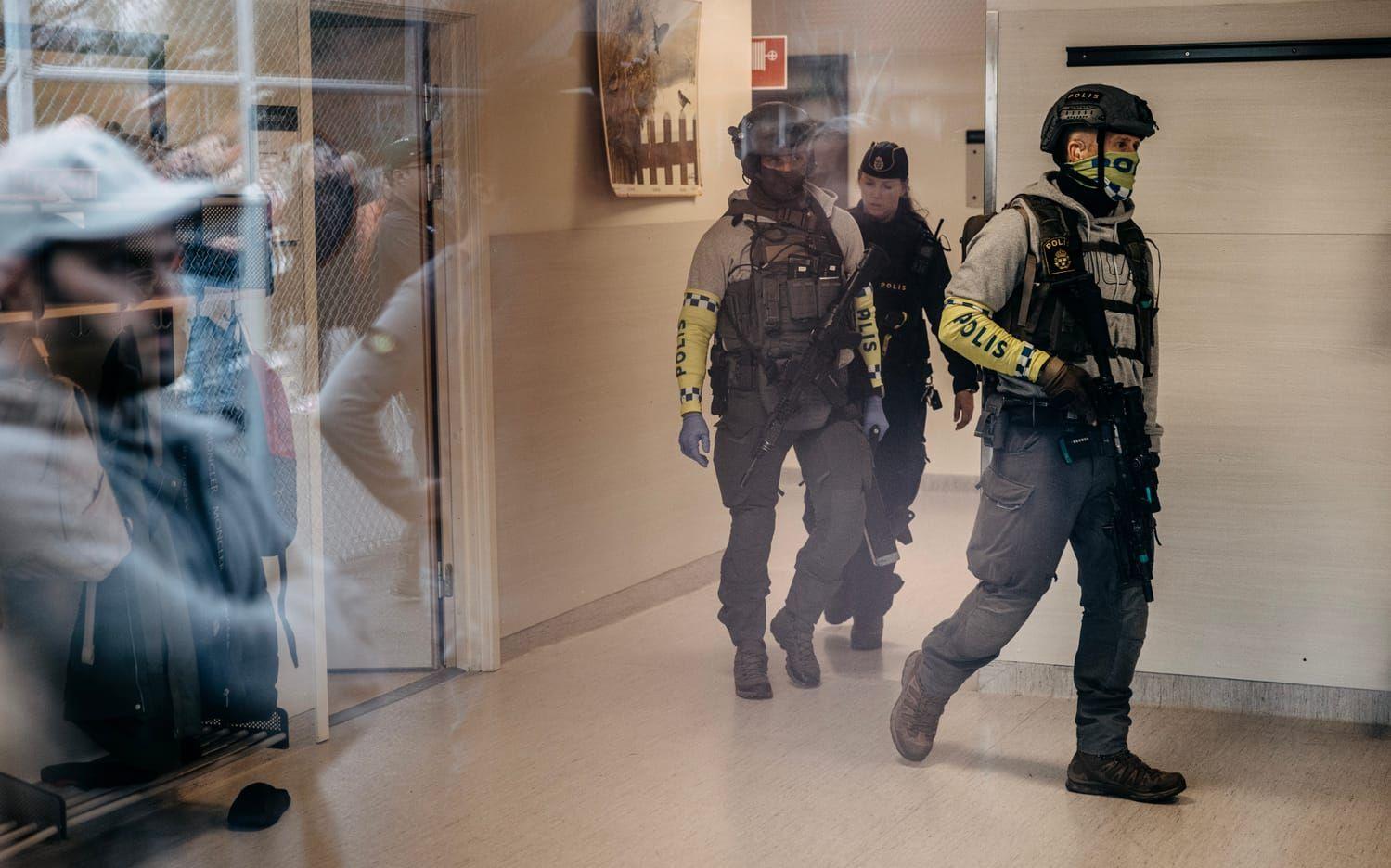 Polis på plats i skola i Lindesberg vid första tillfället när larmet gick, den 15 oktober. 