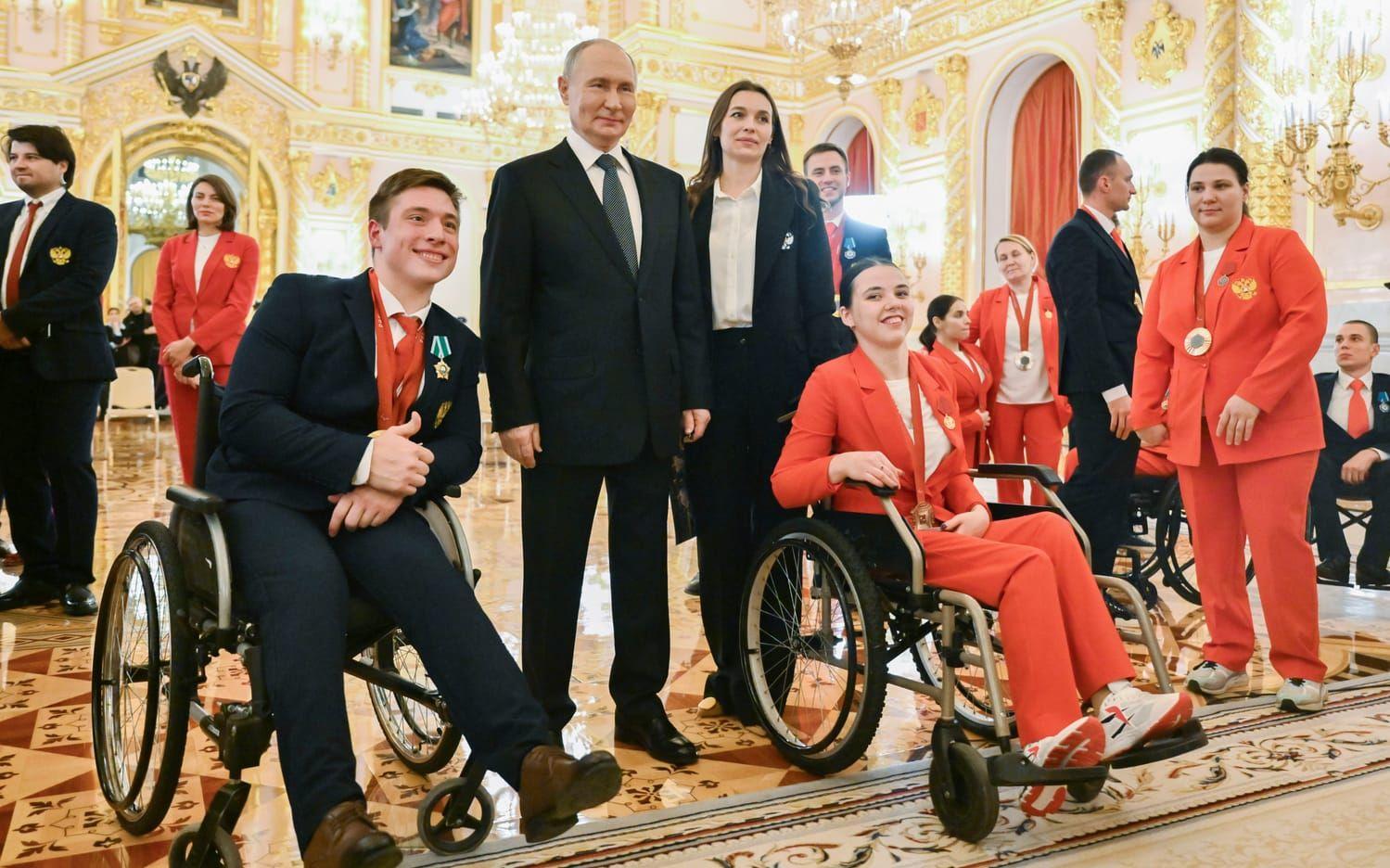 Rysslands president Vladimir Putin med idrottare från Paralympics i Paris 2024. Arkivbild.