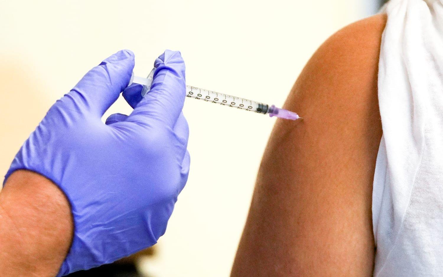 Är det rätt att vaccinera barn mot en sjukdom de väldigt sällan blir sjuka av?