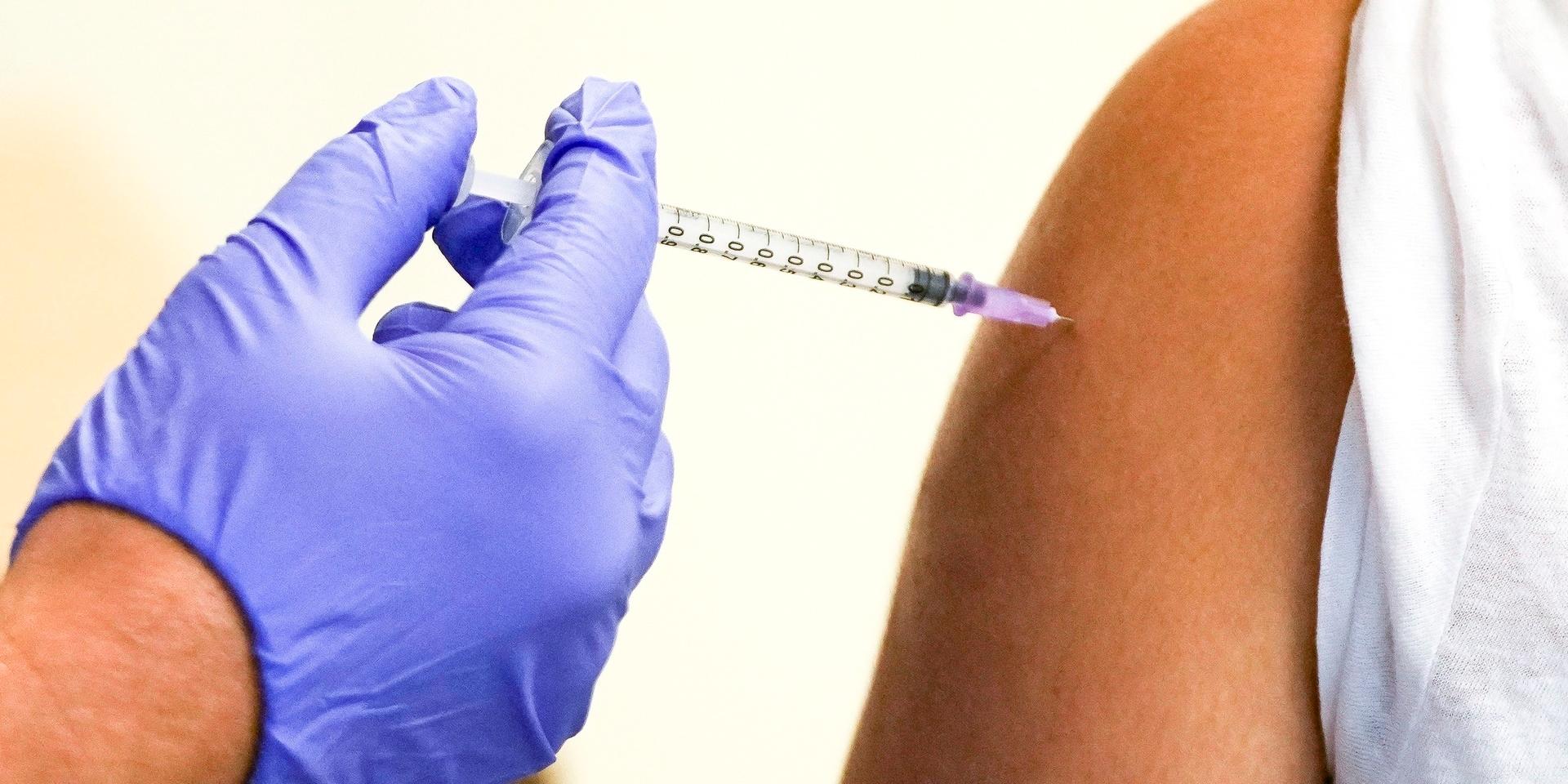 Är det rätt att vaccinera barn mot en sjukdom de väldigt sällan blir sjuka av?