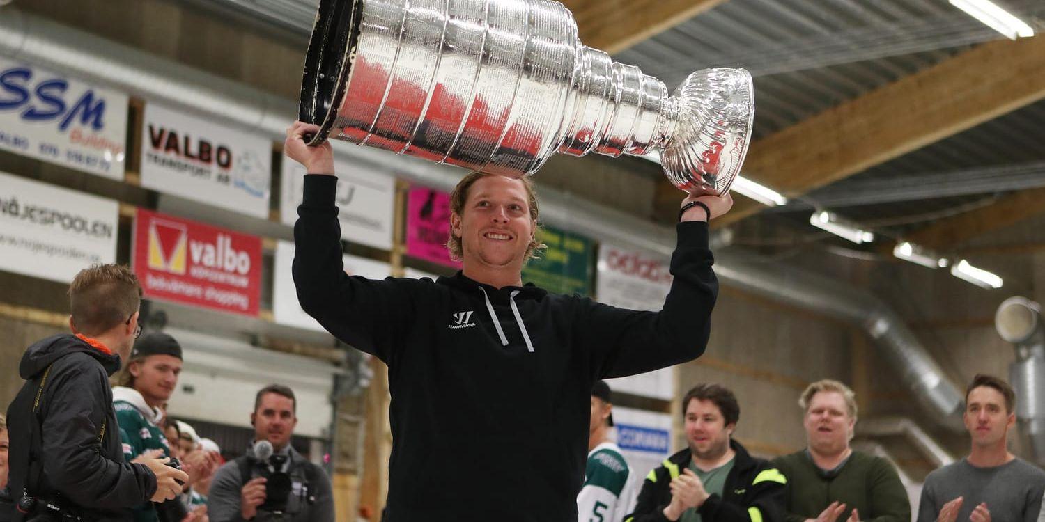 NHL-proffset Nicklas Bäckström visar upp den klassiska Stanley Cup-bucklan i Valbo, där han en gång började spela ishockey.