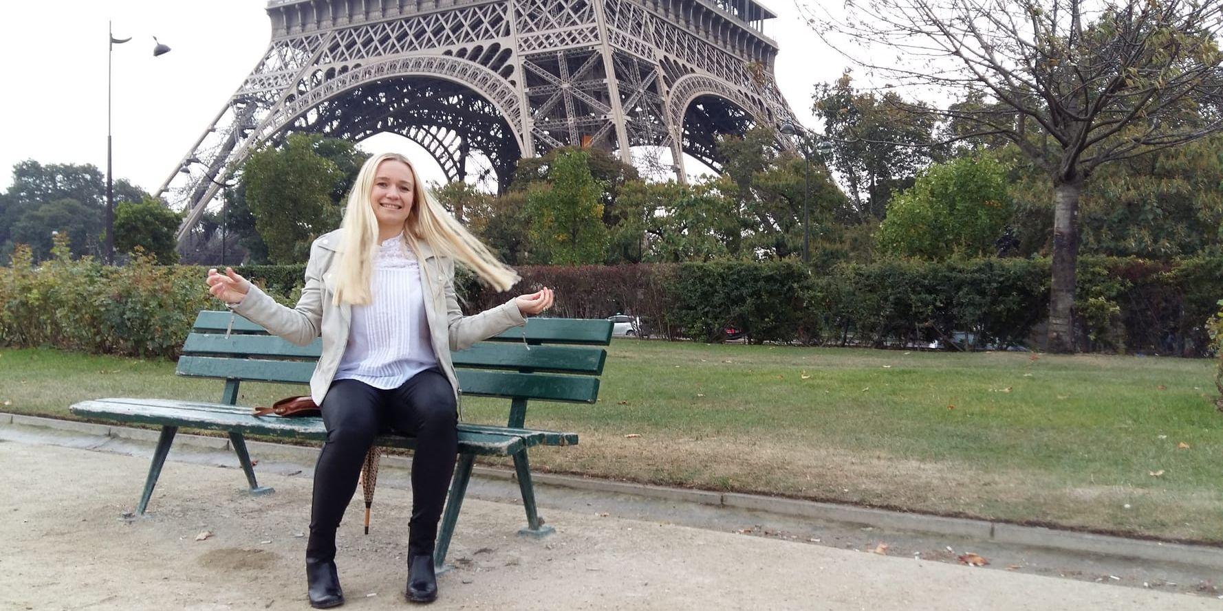 Anaëlle Couture tar en vilopaus vid foten av det 324 meter höga Eiffeltornet, invigt 1889. Till vardags har hon sin arbetsplats på en restaurang i denna, den kanske allra mest berömda turistattraktionen i Paris. Parallellt med jobbet läser hon också socialpsykologi och är snart färdig beteendevetare.