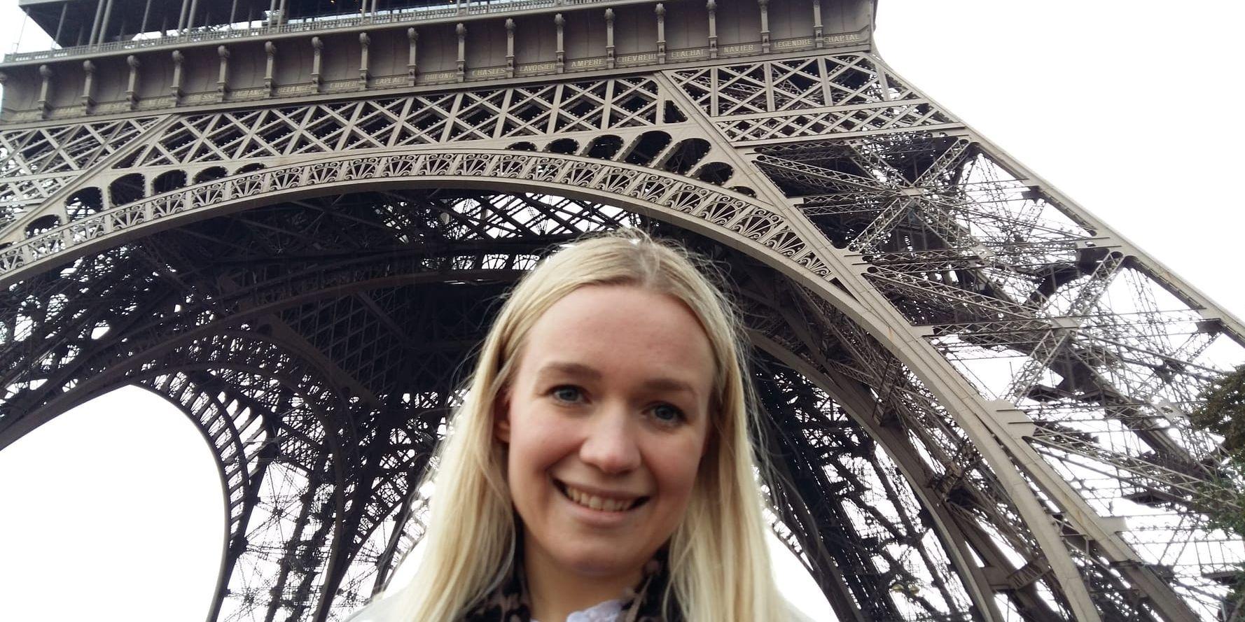 
    Anaëlle framför nedre delen av Eiffeltornet där hon har sin arbetsplats. Bild: Johan Tollgerdt
   