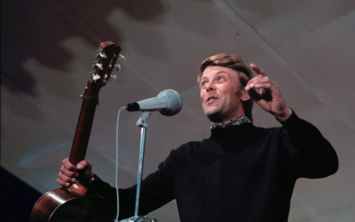 Sven-Bertil Taube kom att delta i otaliga konserter och uppsättningar under sin karriär. Här sjunger han Taube-visor på Gröna Lund i Stockholm, den 18 juli 1970. Fram till 2004 har han, och pappa Evert Taube dessförinnan, uppträtt 44 säsonger på Gröna Lund. 