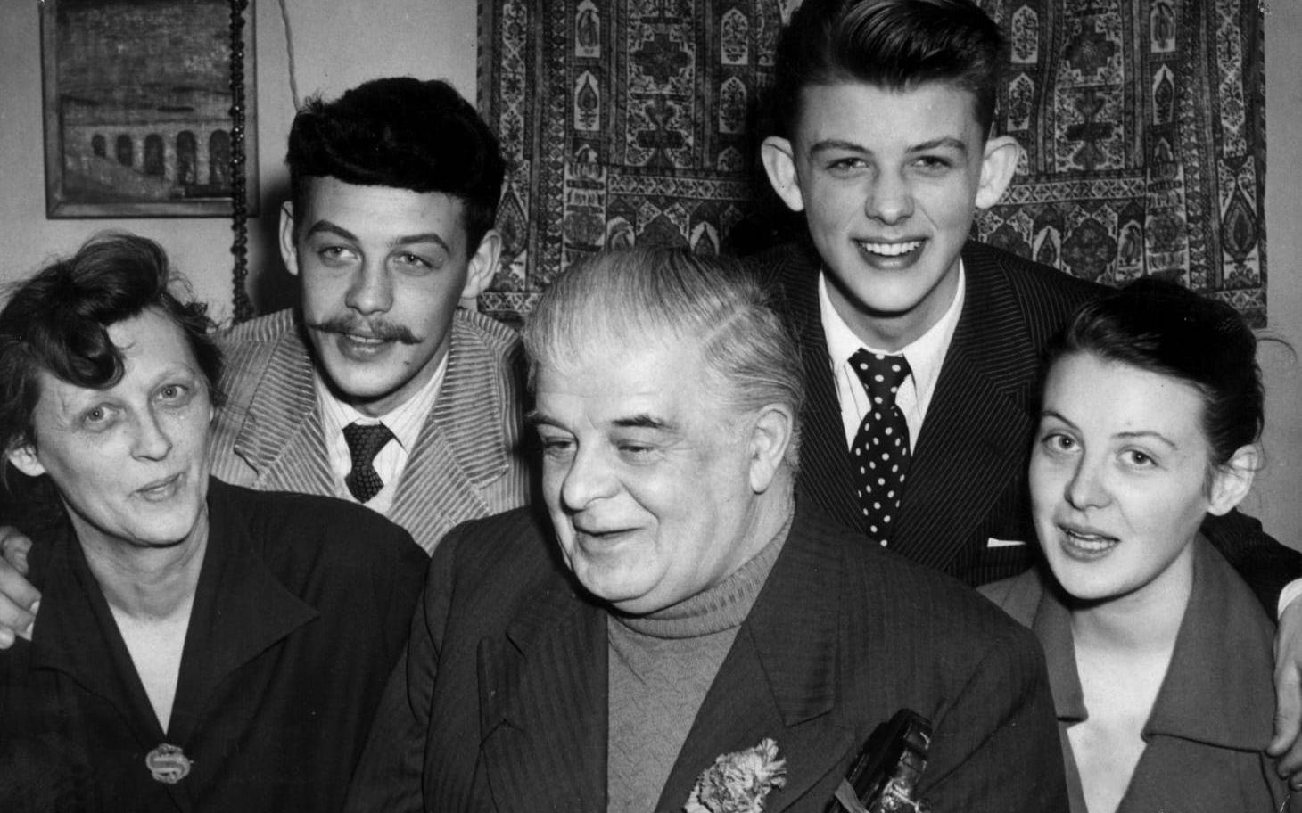 Familjen Taube 1950. Sven-Bertil Taube syns till höger i bilden.