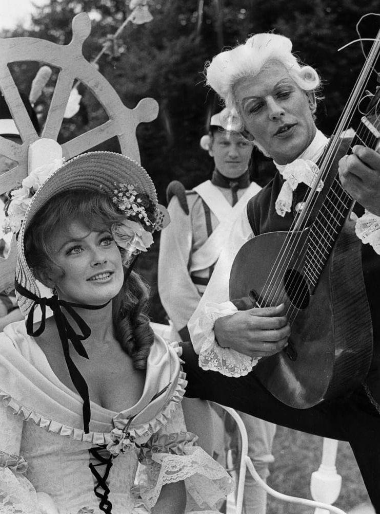 I 1964 års Bellmanspel uppträdde Sven-Bertil Taube som Bellman tillsammans med Monica Zetterlund i rollen som Ulla Winblad.